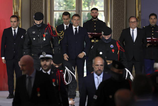 Decoration Ceremony For The Police Forces Who Intervened At The Bataclan - Paris France s President, Emmanuel Macron decorates police officers after awarding them during a ceremony to honour the police officers who intervened in the Bataclan concert hall on November 13, 2015 s attacks, at the Elysee Palace in Paris, on April 21, 2026. ? Stephane Lemouton SIPA LEMOUTONSTEPHANE_260421A049 Credit:Stephane Lemouton SIPA 2604211425 Photo by Stephane Lemouton Pool ABACAPRESS.COM Paris France  Copyright: xLemoutonxStephane Pool ABACAx