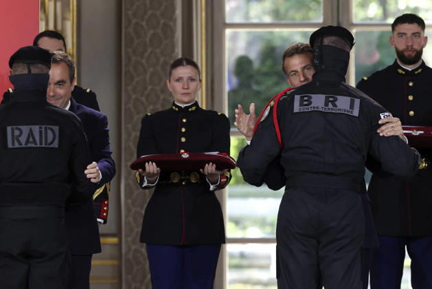 Decoration Ceremony For The Police Forces Who Intervened At The Bataclan - Paris France s President, Emmanuel Macron decorates police officers after awarding them during a ceremony to honour the police officers who intervened in the Bataclan concert hall on November 13, 2015 s attacks, at the Elysee Palace in Paris, on April 21, 2026. ? Stephane Lemouton SIPA LEMOUTONSTEPHANE_260421A050 Credit:Stephane Lemouton SIPA 2604211425 Photo by Stephane Lemouton Pool ABACAPRESS.COM Paris France  Copyright: xLemoutonxStephane Pool ABACAx