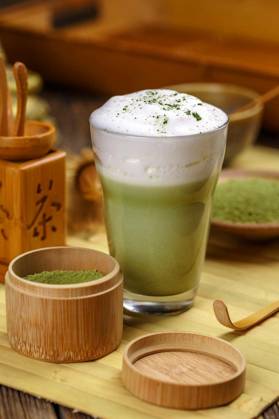 Matcha green tea latte in glass cup Copyright: xgrafvisionx Panthermedia74587892.jpg