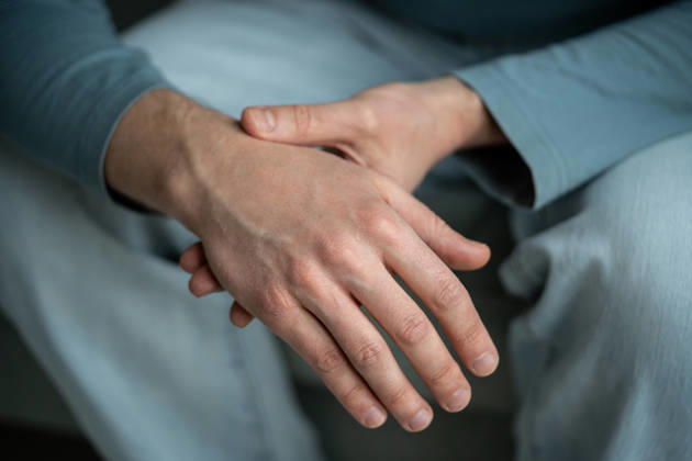Nahaufnahme der Arme eines Mannes, der sein schmerzendes Handgelenk hält. Karpaltunnelsyndrom, Arthritis. Taubheitsgefühl in der Hand Nahaufnahme der Arme eines Mannes, der sein schmerzendes Handgelenk hält. Karpaltunnelsyndrom, Arthritis. Taubheitsgefühl in der Hand (License=RF) ,model released, Symbolfoto Copyright: xZoonar.com DmitriixMarchenkox 24890711 ,model released, Symbolfoto ,property released