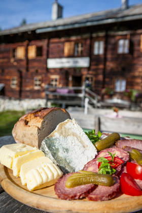 Traditional Austrian Brettljause snack board at an alpine hut, Salzburg Oesterreich Grossarltal EGBF01660