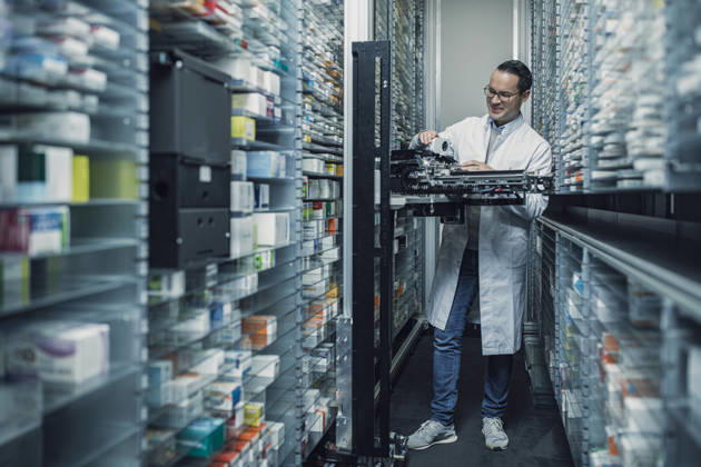 Pharmacist operating an order picking machine in a pharmacy model released, Symbolfoto property released, MFF10080