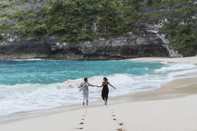 Romantic couple walking on the beach at Nusa Penida model released, Symbolfoto property released, PNAF06957