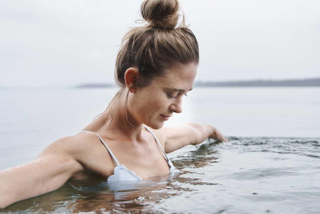 Beautiful woman with arms outstretched swimming in lake model released, Symbolfoto, PNEF03042