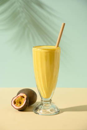 Indisches Mango- oder Kurkuma-Lassi auf blauem Hintergrund Passion Fruit Lassi on blue background with summer shadow. Vertical format. Indian healthy beverage lassi made of yogurt, water, spices, fruits and ice. (License=RF) Copyright: xZoonar.com SvetlanaxLazhkox 24901391