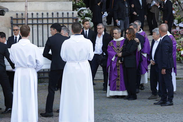 Laura Smet et son mari Raphaël Lancrey Javal, Jean Louis Borloo Exiting the funeral of Nathalie Baye at the Saint Sulpice church in Paris on April 24, 2026 Dominique Jacovides Coadic Guirec Bestimage Exiting the funeral of Nathalie Baye at the Saint Sulpice church in Paris on April 24, 2026 unknown  Copyright: xCOADIC-JACOVIDESx xBESTIMAGExCOADIC-JACOVIDESx xBESTIMAGEx