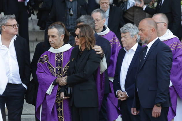Laura Smet et son mari Raphaël Lancrey Javal, Jean Louis Borloo Exiting the funeral of Nathalie Baye at the Saint Sulpice church in Paris on April 24, 2026 Dominique Jacovides Coadic Guirec Bestimage Exiting the funeral of Nathalie Baye at the Saint Sulpice church in Paris on April 24, 2026 unknown  Copyright: xCOADIC-JACOVIDESx xBESTIMAGExCOADIC-JACOVIDESx xBESTIMAGEx
