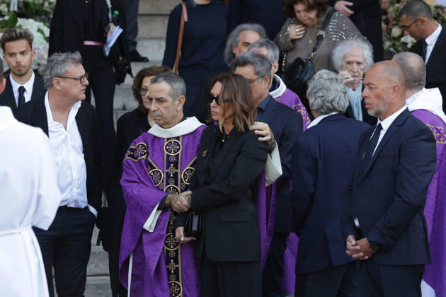 Laura Smet et son mari Raphaël Lancrey Javal, Jean Louis Borloo Exiting the funeral of Nathalie Baye at the Saint Sulpice church in Paris on April 24, 2026 Dominique Jacovides Coadic Guirec Bestimage Exiting the funeral of Nathalie Baye at the Saint Sulpice church in Paris on April 24, 2026 unknown  Copyright: xCOADIC-JACOVIDESx xBESTIMAGExCOADIC-JACOVIDESx xBESTIMAGEx