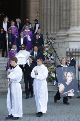 Laura Smet et son mari Raphaël Lancrey Javal, Jean Louis Borloo Exiting the funeral of Nathalie Baye at the Saint Sulpice church in Paris on April 24, 2026 Dominique Jacovides Coadic Guirec Bestimage Exiting the funeral of Nathalie Baye at the Saint Sulpice church in Paris on April 24, 2026 unknown  Copyright: xCOADIC-JACOVIDESx xBESTIMAGExCOADIC-JACOVIDESx xBESTIMAGEx