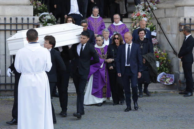 Laura Smet et son mari Raphaël Lancrey Javal, Jean Louis Borloo Exiting the funeral of Nathalie Baye at the Saint Sulpice church in Paris on April 24, 2026 Dominique Jacovides Coadic Guirec Bestimage Exiting the funeral of Nathalie Baye at the Saint Sulpice church in Paris on April 24, 2026 unknown  Copyright: xCOADIC-JACOVIDESx xBESTIMAGExCOADIC-JACOVIDESx xBESTIMAGEx
