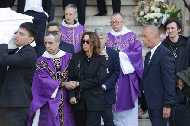 Laura Smet et son mari Raphaël Lancrey Javal, Jean Louis Borloo Exiting the funeral of Nathalie Baye at the Saint Sulpice church in Paris on April 24, 2026 Dominique Jacovides Coadic Guirec Bestimage Exiting the funeral of Nathalie Baye at the Saint Sulpice church in Paris on April 24, 2026 unknown  Copyright: xCOADIC-JACOVIDESx xBESTIMAGExCOADIC-JACOVIDESx xBESTIMAGEx
