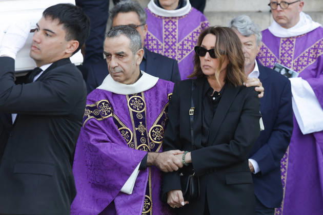 Laura Smet et son mari Raphaël Lancrey Javal, Jean Louis Borloo Exiting the funeral of Nathalie Baye at the Saint Sulpice church in Paris on April 24, 2026 Dominique Jacovides Coadic Guirec Bestimage Exiting the funeral of Nathalie Baye at the Saint Sulpice church in Paris on April 24, 2026 unknown  Copyright: xCOADIC-JACOVIDESx xBESTIMAGExCOADIC-JACOVIDESx xBESTIMAGEx