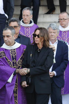 Laura Smet et son mari Raphaël Lancrey Javal, Jean Louis Borloo Exiting the funeral of Nathalie Baye at the Saint Sulpice church in Paris on April 24, 2026 Dominique Jacovides Coadic Guirec Bestimage Exiting the funeral of Nathalie Baye at the Saint Sulpice church in Paris on April 24, 2026 unknown  Copyright: xCOADIC-JACOVIDESx xBESTIMAGExCOADIC-JACOVIDESx xBESTIMAGEx