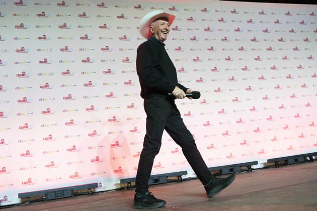 April 24, 2026, Calgary, Alberta, CANADA: Anthony Daniels speaks onstage during a panel at Calgary Expo 2026 at Stampede Park in Calgary, Alberta, Canada, April 2026. Calgary CANADA - ZUMAr123 20260424_zap_r123_014 Copyright: xBadenxRothx