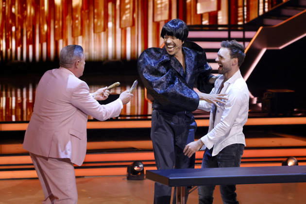 The judges Joachim Llambi with two bananas and Jorge Gonzalez with dancer Vadim Garbuzov at the seventh dance show of the 19th season of the RTL dance show Lets Dance at the Coloneum Cologne, 24 04 2026 NRW Germany Copyright: xChristophxHardtx