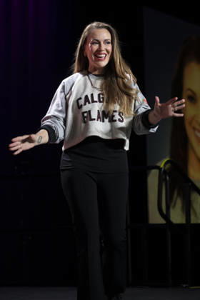 April 25, 2026, Calgary, Alberta, CANADA: Alyssa Milano appears onstage during a fan panel at the Calgary Expo at the BMO Centre in Calgary, Alberta, Canada, April 26, 2026. Calgary CANADA - ZUMAr123 20260425_zap_r123_028 Copyright: xBadenxRothx