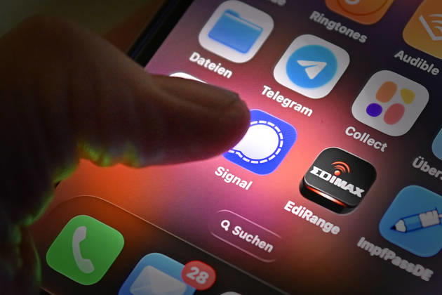 Symbol photo Signal Messenger, The messenger app Signal is popular with many people for whom privacy is important Now there is a major phishing attack, which apparently also affects federal ministers The evidence of the author is growing Social networks,Smartphone,Finger in front of logos,Logo,App,