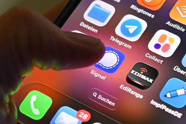 Symbol photo Signal Messenger, The messenger app Signal is popular with many people for whom privacy is important Now there is a major phishing attack, which apparently also affects federal ministers The evidence of the author is growing Social networks,Smartphone,Finger in front of logos,Logo,App,