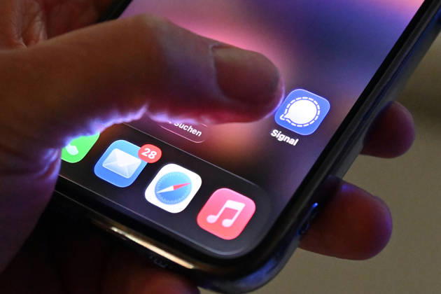 Symbol photo Signal Messenger, The messenger app Signal is popular with many people for whom privacy is important Now there is a major phishing attack, which apparently also affects federal ministers The evidence of the author is growing Social networks,Smartphone,Finger in front of logos,Logo,App,