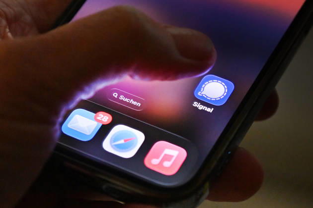 Symbol photo Signal Messenger, The messenger app Signal is popular with many people for whom privacy is important Now there is a major phishing attack, which apparently also affects federal ministers The evidence of the author is growing Social networks,Smartphone,Finger in front of logos,Logo,App,