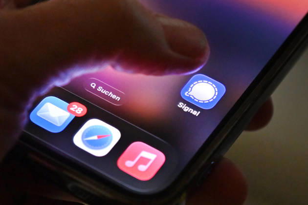 Symbol photo Signal Messenger, The messenger app Signal is popular with many people for whom privacy is important Now there is a major phishing attack, which apparently also affects federal ministers The evidence of the author is growing Social networks,Smartphone,Finger in front of logos,Logo,App,