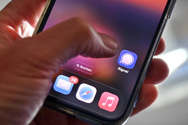 Symbol photo Signal Messenger, The messenger app Signal is popular with many people for whom privacy is important Now there is a major phishing attack, which apparently also affects federal ministers The evidence of the author is growing Social networks,Smartphone,Finger in front of logos,Logo,App,