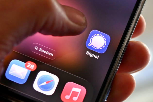 Symbol photo Signal Messenger, The messenger app Signal is popular with many people for whom privacy is important Now there is a major phishing attack, which apparently also affects federal ministers The evidence of the author is growing Social networks,Smartphone,Finger in front of logos,Logo,App,