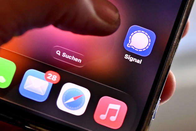Symbol photo Signal Messenger, The messenger app Signal is popular with many people for whom privacy is important Now there is a major phishing attack, which apparently also affects federal ministers The evidence of the author is growing Social networks,Smartphone,Finger in front of logos,Logo,App,