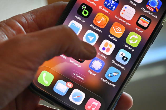 Symbol photo Signal Messenger, The messenger app Signal is popular with many people for whom privacy is important Now there is a major phishing attack, which apparently also affects federal ministers The evidence of the author is growing Social networks,Smartphone,Finger in front of logos,Logo,App,