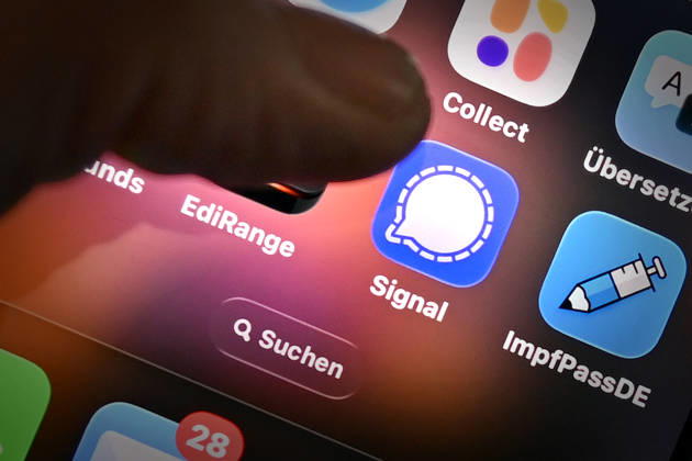 Symbol photo Signal Messenger, The messenger app Signal is popular with many people for whom privacy is important Now there is a major phishing attack, which apparently also affects federal ministers The evidence of the author is growing Social networks,Smartphone,Finger in front of logos,Logo,App,