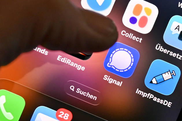 Symbol photo Signal Messenger, The messenger app Signal is popular with many people for whom privacy is important Now there is a major phishing attack, which apparently also affects federal ministers The evidence of the author is growing Social networks,Smartphone,Finger in front of logos,Logo,App,