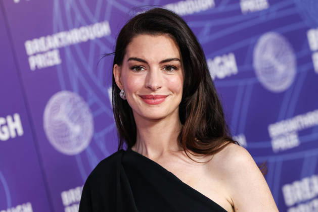 12th Annual Breakthrough Prize Ceremony 2026 SANTA MONICA, LOS ANGELES, CALIFORNIA, USA - APRIL 18: Anne Hathaway wearing Ralph Lauren with a Bvlgari clutch and jewels arrives at the 12th Annual Breakthrough Prize Ceremony 2026 held at the Barker Hangar on April 18, 2026 in Santa Monica, Los Angeles, California, United States. (Photo by Xavier Collin Image Press Agency)