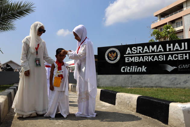 April 27, 2026, Banda Aceh, Aceh, Indonesia: Kindergarten children who are guided by their teachers, carry out simulation haircut (tahallul) during Hajj manasik education at the Aceh Hajj Embarkation Dormitory in Banda Aceh City, Aceh province, Indonesia on Monday, April 27, 2026. The activity which was attended by thousands of kindergarten students, aims to introduce the procedures for Hajj to children from an early age. Banda Aceh Indonesia - ZUMAs340 20260427_zip_s340_023 Copyright: xKhairuxSyukrillahx