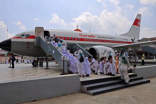 April 27, 2026, Banda Aceh, Aceh, Indonesia: Guided by their teachers, kindergarteners practice boarding a Hajj plane during Hajj manasik education at the Aceh Hajj Embarkation Dormitory in Banda Aceh City, Aceh province, Indonesia on Monday, April 27, 2026. The activity which was attended by thousands of kindergarten students, aims to introduce the procedures for Hajj to children from an early age. Banda Aceh Indonesia - ZUMAs340 20260427_zip_s340_026 Copyright: xKhairuxSyukrillahx