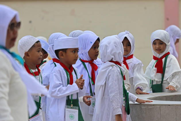 April 27, 2026, Banda Aceh, Aceh, Indonesia: Kindergarteners children performing tawaf around a miniature Kaaba during Hajj manasik education at the Aceh Hajj Embarkation Dormitory in Banda Aceh City, Aceh province, Indonesia on Monday, April 27, 2026. The activity which was attended by thousands of kindergarten students, aims to introduce the procedures for Hajj to children from an early age. Banda Aceh Indonesia - ZUMAs340 20260427_zip_s340_020 Copyright: xKhairuxSyukrillahx