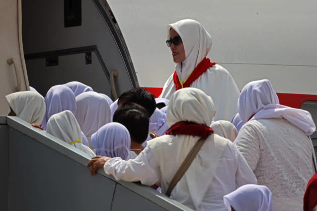 April 27, 2026, Banda Aceh, Aceh, Indonesia: Guided by their teachers, kindergarteners practice boarding a Hajj plane during Hajj manasik education at the Aceh Hajj Embarkation Dormitory in Banda Aceh City, Aceh province, Indonesia on Monday, April 27, 2026. The activity which was attended by thousands of kindergarten students, aims to introduce the procedures for Hajj to children from an early age. Banda Aceh Indonesia - ZUMAs340 20260427_zip_s340_017 Copyright: xKhairuxSyukrillahx