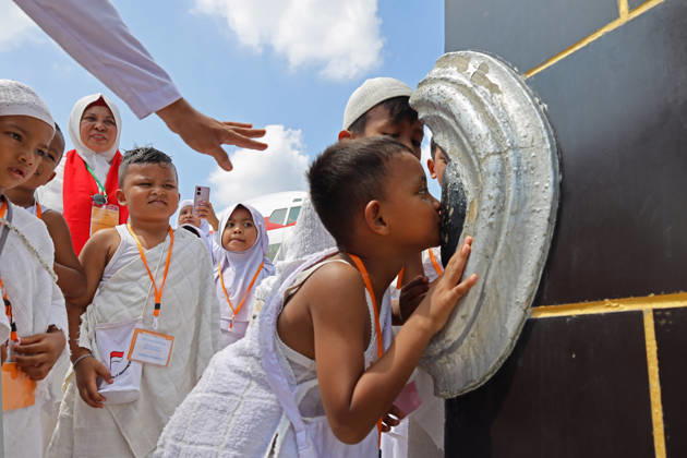 April 27, 2026, Banda Aceh, Aceh, Indonesia: Kindergarteners children Kissing the Hajar al-Aswad at the miniature Kaaba companied by teacher during Hajj manasik education at the Aceh Hajj Embarkation Dormitory in Banda Aceh City, Aceh province, Indonesia on Monday, April 27, 2026. The activity which was attended by thousands of kindergarten students, aims to introduce the procedures for Hajj to children from an early age. Banda Aceh Indonesia - ZUMAs340 20260427_zip_s340_013 Copyright: xKhairuxSyukrillahx