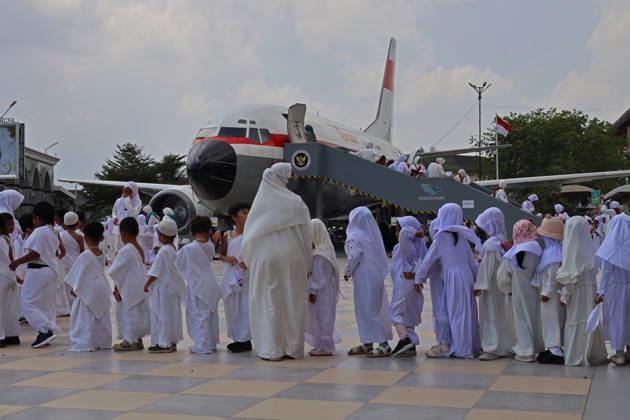 April 27, 2026, Banda Aceh, Aceh, Indonesia: Kindergarteners children performing tawaf around a miniature Kaaba companied by teacher during Hajj manasik education at the Aceh Hajj Embarkation Dormitory in Banda Aceh City, Aceh province, Indonesia on Monday, April 27, 2026. The activity which was attended by thousands of kindergarten students, aims to introduce the procedures for Hajj to children from an early age. Banda Aceh Indonesia - ZUMAs340 20260427_zip_s340_018 Copyright: xKhairuxSyukrillahx