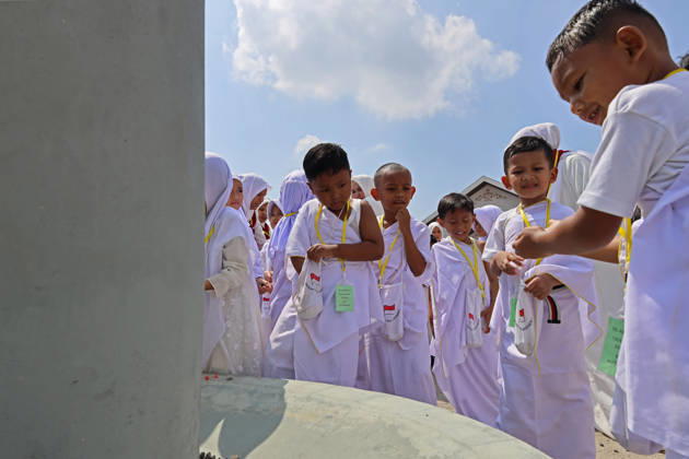 April 27, 2026, Banda Aceh, Aceh, Indonesia: Kindergarteners children throw jumrah during Hajj manasik education at the Aceh Hajj Embarkation Dormitory in Banda Aceh City, Aceh province, Indonesia on Monday, April 27, 2026. The activity which was attended by thousands of kindergarten students, aims to introduce the procedures for Hajj to children from an early age. Banda Aceh Indonesia - ZUMAs340 20260427_zip_s340_011 Copyright: xKhairuxSyukrillahx