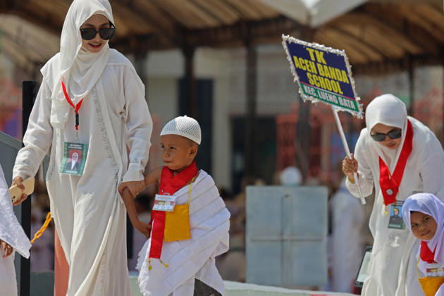 April 27, 2026, Banda Aceh, Aceh, Indonesia: Kindergarten children guided by their teachers, to the location of tawaf during Hajj manasik education at the Aceh Hajj Embarkation Dormitory in Banda Aceh City, Aceh province, Indonesia on Monday, April 27, 2026. The activity which was attended by thousands of kindergarten students, aims to introduce the procedures for Hajj to children from an early age. Banda Aceh Indonesia - ZUMAs340 20260427_zip_s340_004 Copyright: xKhairuxSyukrillahx
