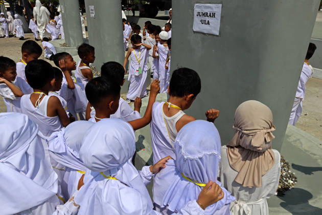 April 27, 2026, Banda Aceh, Aceh, Indonesia: Kindergarteners children throw jumrah during Hajj manasik education at the Aceh Hajj Embarkation Dormitory in Banda Aceh City, Aceh province, Indonesia on Monday, April 27, 2026. The activity which was attended by thousands of kindergarten students, aims to introduce the procedures for Hajj to children from an early age. Banda Aceh Indonesia - ZUMAs340 20260427_zip_s340_006 Copyright: xKhairuxSyukrillahx