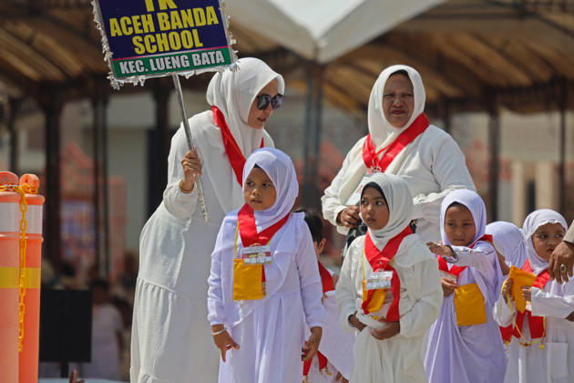 April 27, 2026, Banda Aceh, Aceh, Indonesia: Kindergarten children guided by their teachers, to the location of tawaf during Hajj manasik education at the Aceh Hajj Embarkation Dormitory in Banda Aceh City, Aceh province, Indonesia on Monday, April 27, 2026. The activity which was attended by thousands of kindergarten students, aims to introduce the procedures for Hajj to children from an early age. Banda Aceh Indonesia - ZUMAs340 20260427_zip_s340_005 Copyright: xKhairuxSyukrillahx