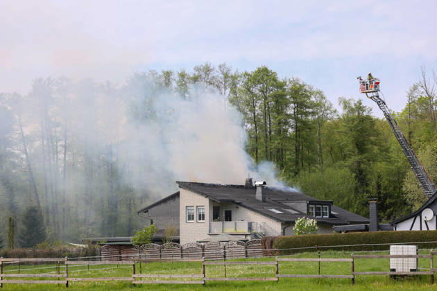 Großbrand zerstört Mehrfamilienhaus an der Grenze von Langenfeld und Solingen in mitten der Ohligser Heide Eine große Rauchsäule stieg am Montagnachmittag (27.04.2026) über der Ohligser Heide zwischen Langenfeld und Solingen auf, bereits von der A3 war die massive schwarze Rauchsäule zu sehen. Umgehend wurde die Feuerwehr Langenfeld alarmiert, zunächst berichteten Augenzeugen von einem Balkonbrand. Als die ersten Feuerwehrkräfte eintrafen stand das Mehrfamilienhaus auf der Rückseite nahezu in Vollbrand. Umgehend wurde das Alarmstichwort erhöht und zahlreiche Kräfte, auch aus umliegenden Gemeinden und Städten, nachalarmiert. In der Spitze waren rund 70 Einsatzkräfte vor Ort. Zum Beginn der Löschmaßnahmen gestaltete sich die L