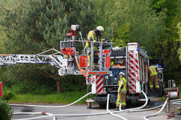 Großbrand zerstört Mehrfamilienhaus an der Grenze von Langenfeld und Solingen in mitten der Ohligser Heide Eine große Rauchsäule stieg am Montagnachmittag (27.04.2026) über der Ohligser Heide zwischen Langenfeld und Solingen auf, bereits von der A3 war die massive schwarze Rauchsäule zu sehen. Umgehend wurde die Feuerwehr Langenfeld alarmiert, zunächst berichteten Augenzeugen von einem Balkonbrand. Als die ersten Feuerwehrkräfte eintrafen stand das Mehrfamilienhaus auf der Rückseite nahezu in Vollbrand. Umgehend wurde das Alarmstichwort erhöht und zahlreiche Kräfte, auch aus umliegenden Gemeinden und Städten, nachalarmiert. In der Spitze waren rund 70 Einsatzkräfte vor Ort. Zum Beginn der Löschmaßnahmen gestaltete sich die L