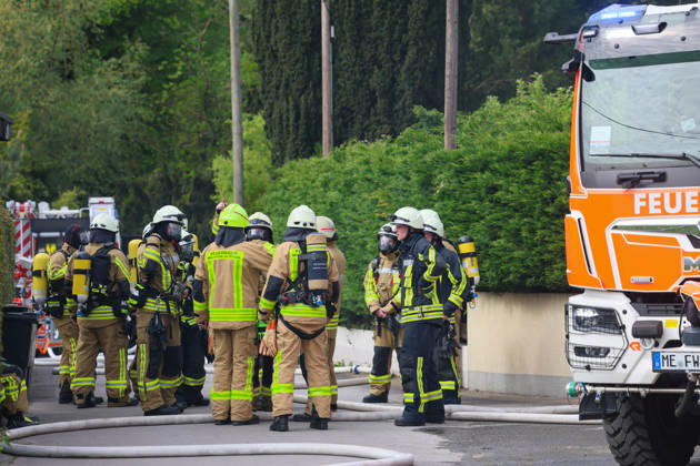 Großbrand zerstört Mehrfamilienhaus an der Grenze von Langenfeld und Solingen in mitten der Ohligser Heide Eine große Rauchsäule stieg am Montagnachmittag (27.04.2026) über der Ohligser Heide zwischen Langenfeld und Solingen auf, bereits von der A3 war die massive schwarze Rauchsäule zu sehen. Umgehend wurde die Feuerwehr Langenfeld alarmiert, zunächst berichteten Augenzeugen von einem Balkonbrand. Als die ersten Feuerwehrkräfte eintrafen stand das Mehrfamilienhaus auf der Rückseite nahezu in Vollbrand. Umgehend wurde das Alarmstichwort erhöht und zahlreiche Kräfte, auch aus umliegenden Gemeinden und Städten, nachalarmiert. In der Spitze waren rund 70 Einsatzkräfte vor Ort. Zum Beginn der Löschmaßnahmen gestaltete sich die L