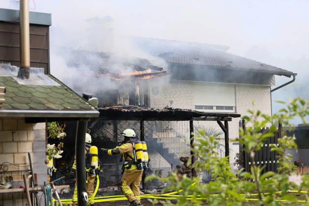 Großbrand zerstört Mehrfamilienhaus an der Grenze von Langenfeld und Solingen in mitten der Ohligser Heide Eine große Rauchsäule stieg am Montagnachmittag (27.04.2026) über der Ohligser Heide zwischen Langenfeld und Solingen auf, bereits von der A3 war die massive schwarze Rauchsäule zu sehen. Umgehend wurde die Feuerwehr Langenfeld alarmiert, zunächst berichteten Augenzeugen von einem Balkonbrand. Als die ersten Feuerwehrkräfte eintrafen stand das Mehrfamilienhaus auf der Rückseite nahezu in Vollbrand. Umgehend wurde das Alarmstichwort erhöht und zahlreiche Kräfte, auch aus umliegenden Gemeinden und Städten, nachalarmiert. In der Spitze waren rund 70 Einsatzkräfte vor Ort. Zum Beginn der Löschmaßnahmen gestaltete sich die L