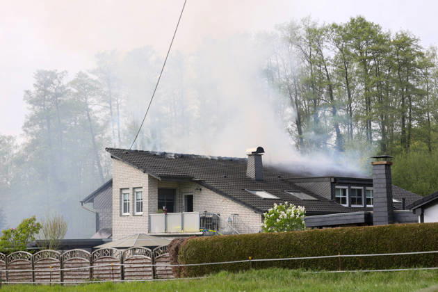 Großbrand zerstört Mehrfamilienhaus an der Grenze von Langenfeld und Solingen in mitten der Ohligser Heide Eine große Rauchsäule stieg am Montagnachmittag (27.04.2026) über der Ohligser Heide zwischen Langenfeld und Solingen auf, bereits von der A3 war die massive schwarze Rauchsäule zu sehen. Umgehend wurde die Feuerwehr Langenfeld alarmiert, zunächst berichteten Augenzeugen von einem Balkonbrand. Als die ersten Feuerwehrkräfte eintrafen stand das Mehrfamilienhaus auf der Rückseite nahezu in Vollbrand. Umgehend wurde das Alarmstichwort erhöht und zahlreiche Kräfte, auch aus umliegenden Gemeinden und Städten, nachalarmiert. In der Spitze waren rund 70 Einsatzkräfte vor Ort. Zum Beginn der Löschmaßnahmen gestaltete sich die L