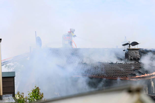 Großbrand zerstört Mehrfamilienhaus an der Grenze von Langenfeld und Solingen in mitten der Ohligser Heide Eine große Rauchsäule stieg am Montagnachmittag (27.04.2026) über der Ohligser Heide zwischen Langenfeld und Solingen auf, bereits von der A3 war die massive schwarze Rauchsäule zu sehen. Umgehend wurde die Feuerwehr Langenfeld alarmiert, zunächst berichteten Augenzeugen von einem Balkonbrand. Als die ersten Feuerwehrkräfte eintrafen stand das Mehrfamilienhaus auf der Rückseite nahezu in Vollbrand. Umgehend wurde das Alarmstichwort erhöht und zahlreiche Kräfte, auch aus umliegenden Gemeinden und Städten, nachalarmiert. In der Spitze waren rund 70 Einsatzkräfte vor Ort. Zum Beginn der Löschmaßnahmen gestaltete sich die L