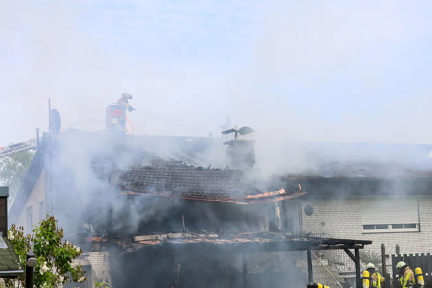 Großbrand zerstört Mehrfamilienhaus an der Grenze von Langenfeld und Solingen in mitten der Ohligser Heide Eine große Rauchsäule stieg am Montagnachmittag (27.04.2026) über der Ohligser Heide zwischen Langenfeld und Solingen auf, bereits von der A3 war die massive schwarze Rauchsäule zu sehen. Umgehend wurde die Feuerwehr Langenfeld alarmiert, zunächst berichteten Augenzeugen von einem Balkonbrand. Als die ersten Feuerwehrkräfte eintrafen stand das Mehrfamilienhaus auf der Rückseite nahezu in Vollbrand. Umgehend wurde das Alarmstichwort erhöht und zahlreiche Kräfte, auch aus umliegenden Gemeinden und Städten, nachalarmiert. In der Spitze waren rund 70 Einsatzkräfte vor Ort. Zum Beginn der Löschmaßnahmen gestaltete sich die L