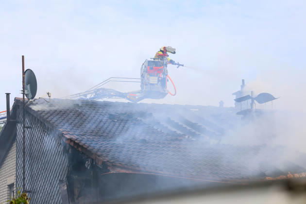 Großbrand zerstört Mehrfamilienhaus an der Grenze von Langenfeld und Solingen in mitten der Ohligser Heide Eine große Rauchsäule stieg am Montagnachmittag (27.04.2026) über der Ohligser Heide zwischen Langenfeld und Solingen auf, bereits von der A3 war die massive schwarze Rauchsäule zu sehen. Umgehend wurde die Feuerwehr Langenfeld alarmiert, zunächst berichteten Augenzeugen von einem Balkonbrand. Als die ersten Feuerwehrkräfte eintrafen stand das Mehrfamilienhaus auf der Rückseite nahezu in Vollbrand. Umgehend wurde das Alarmstichwort erhöht und zahlreiche Kräfte, auch aus umliegenden Gemeinden und Städten, nachalarmiert. In der Spitze waren rund 70 Einsatzkräfte vor Ort. Zum Beginn der Löschmaßnahmen gestaltete sich die L